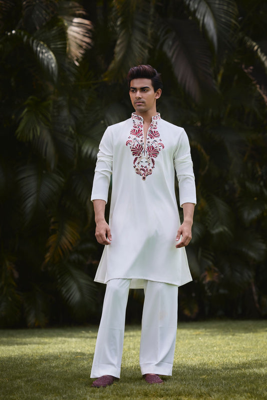 Ivory Floral Embroidered Kurta Se